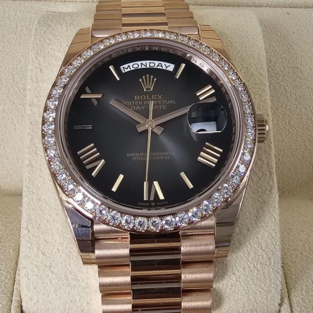 Day-Date 40 mm 228235 R 18K gold case Natural diamond bezel Black dial Natural diamond hour markers watch